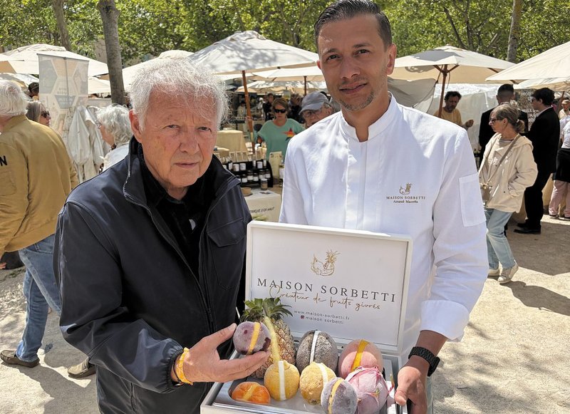 Georges Blanc, chef triple étoilé Michelin, et Arnaud Maccotta, fondateur de Maison Sorbetti, place des Lices à Saint-Tropez (mai 2026)